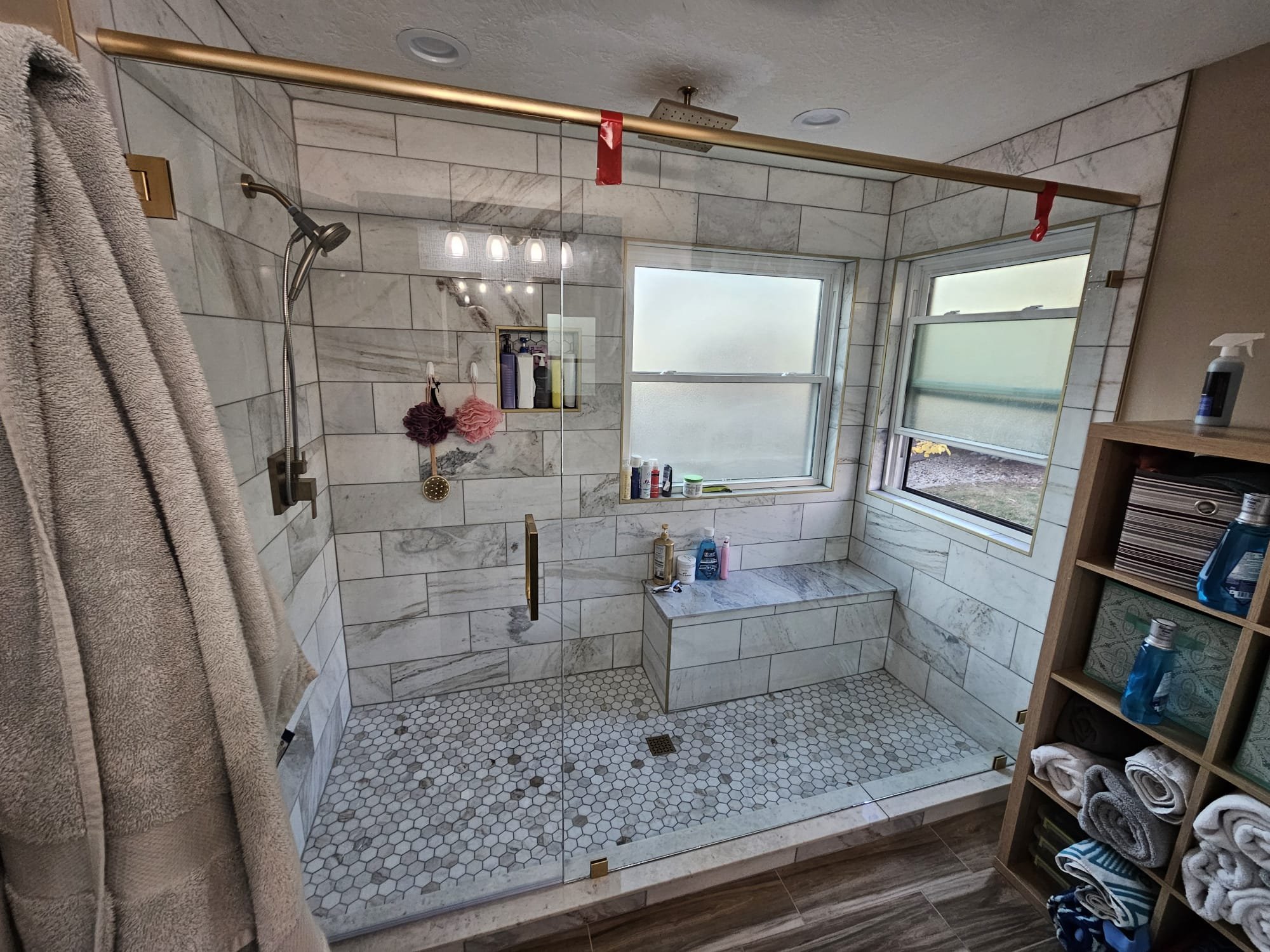 In-Line Frameless Gold Square with Header