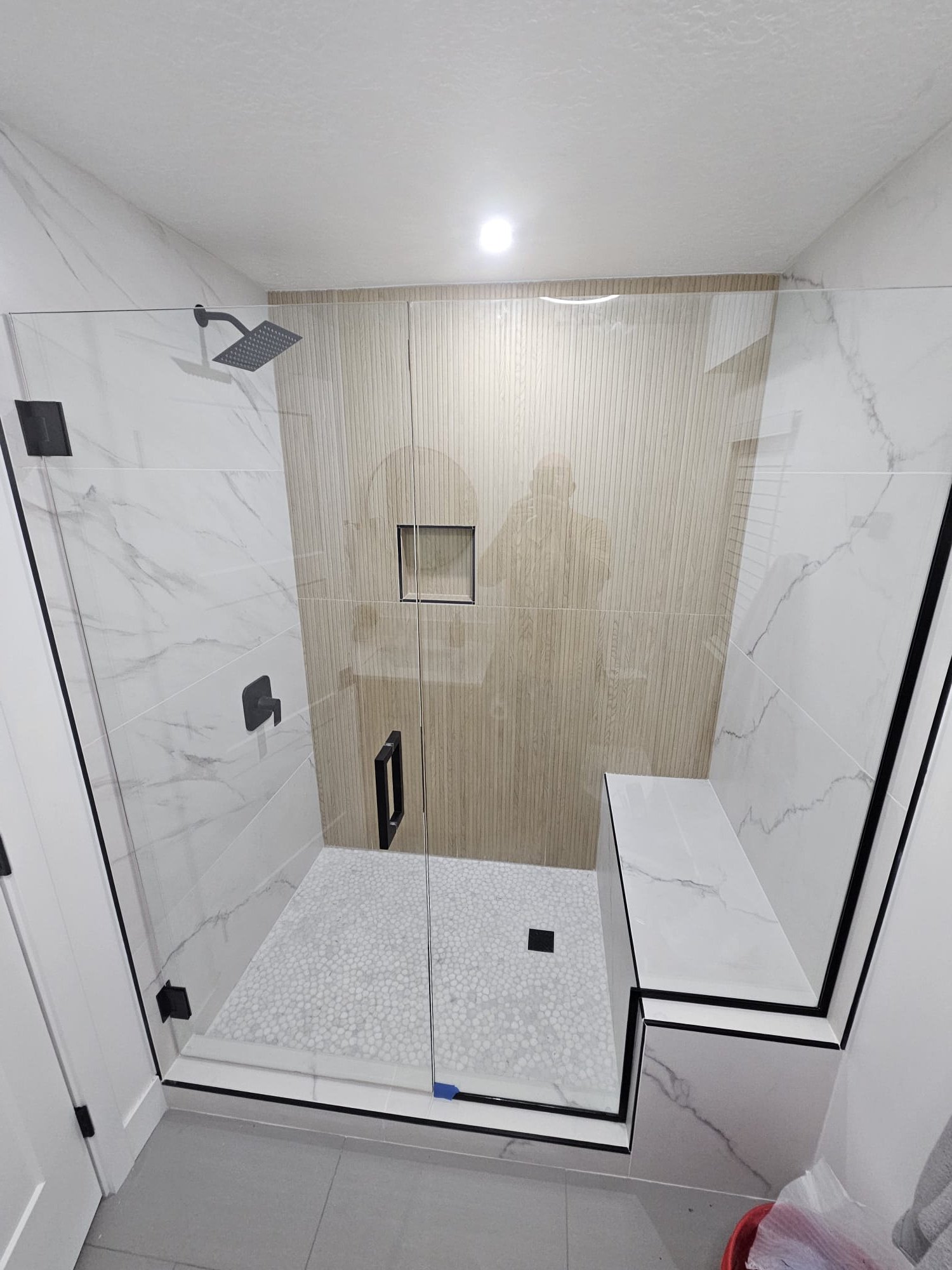 In-Line Frameless U Channel Black Square