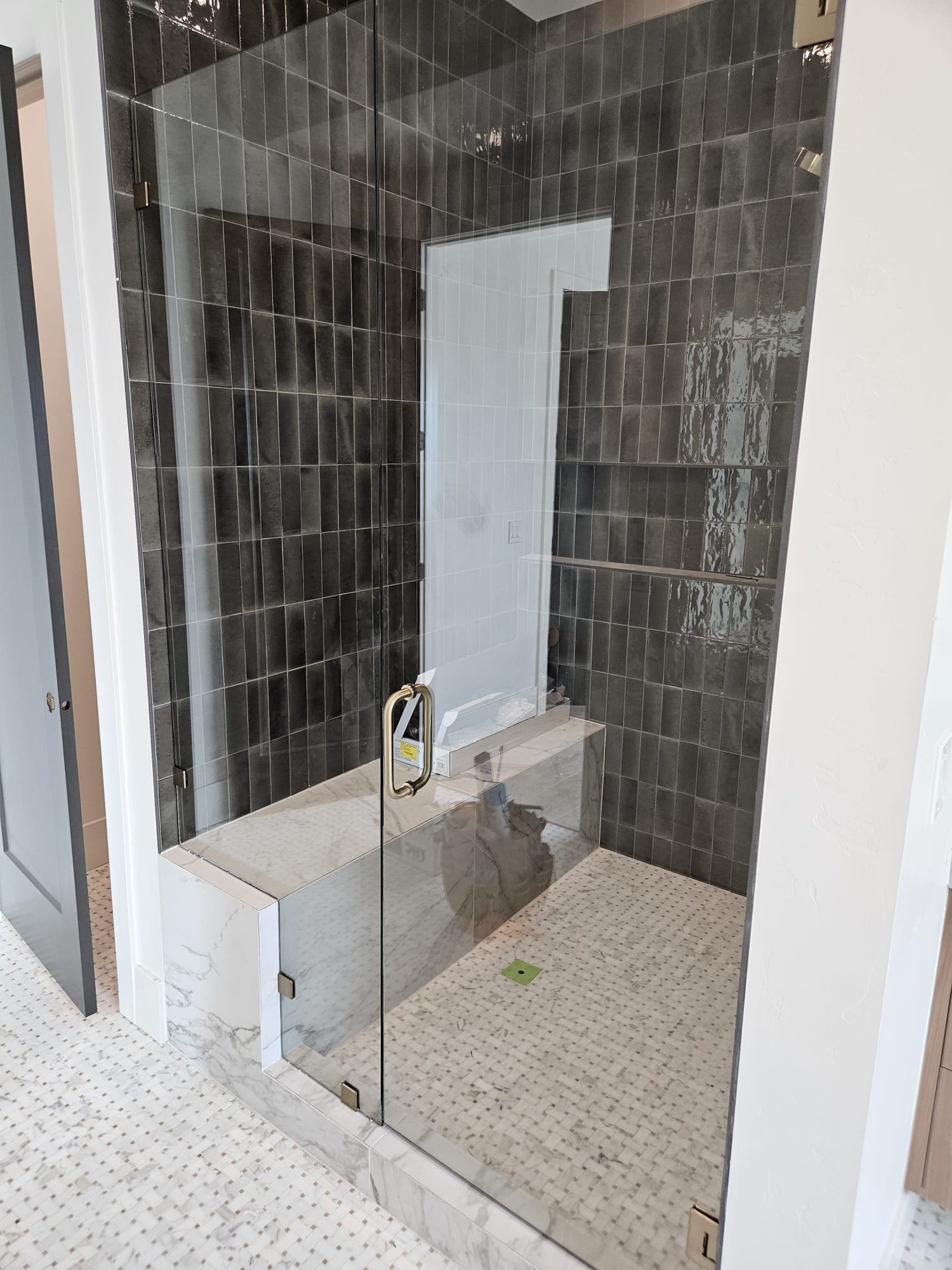 In-Line Frameless with Notched Bench Gold Round