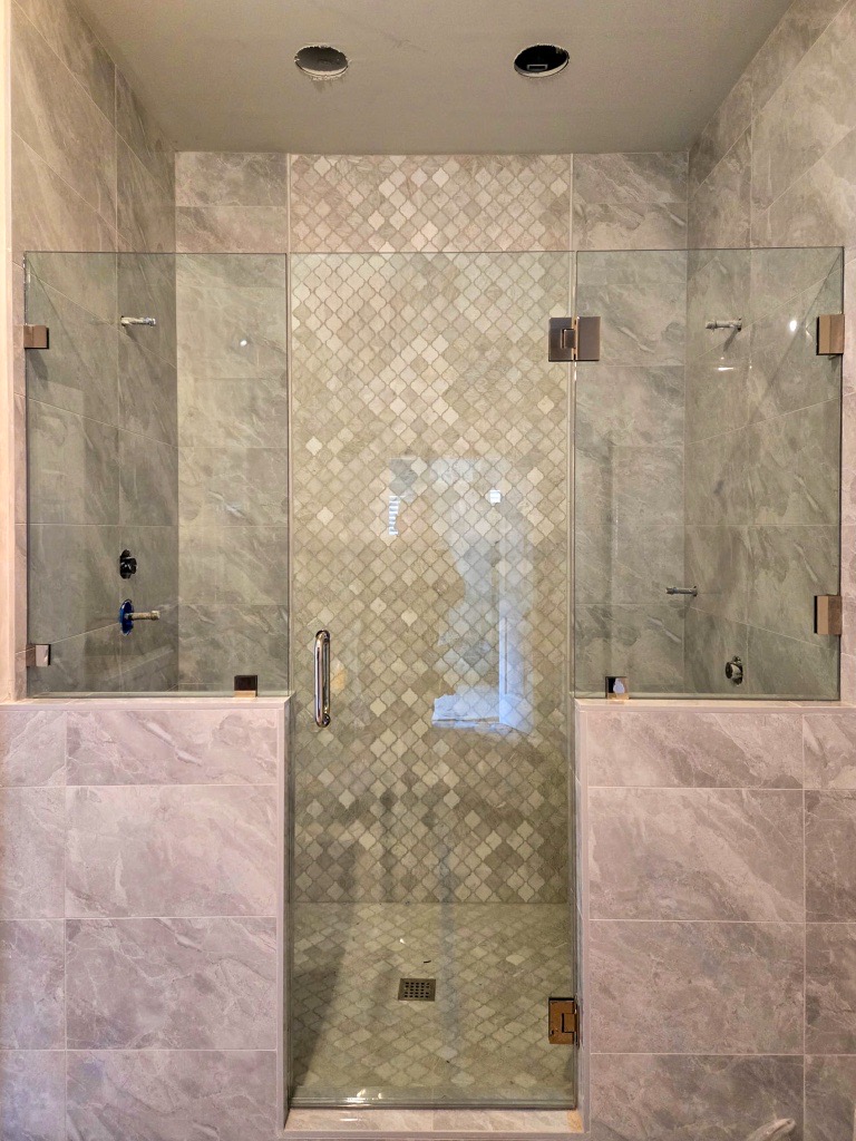 Frameless shower