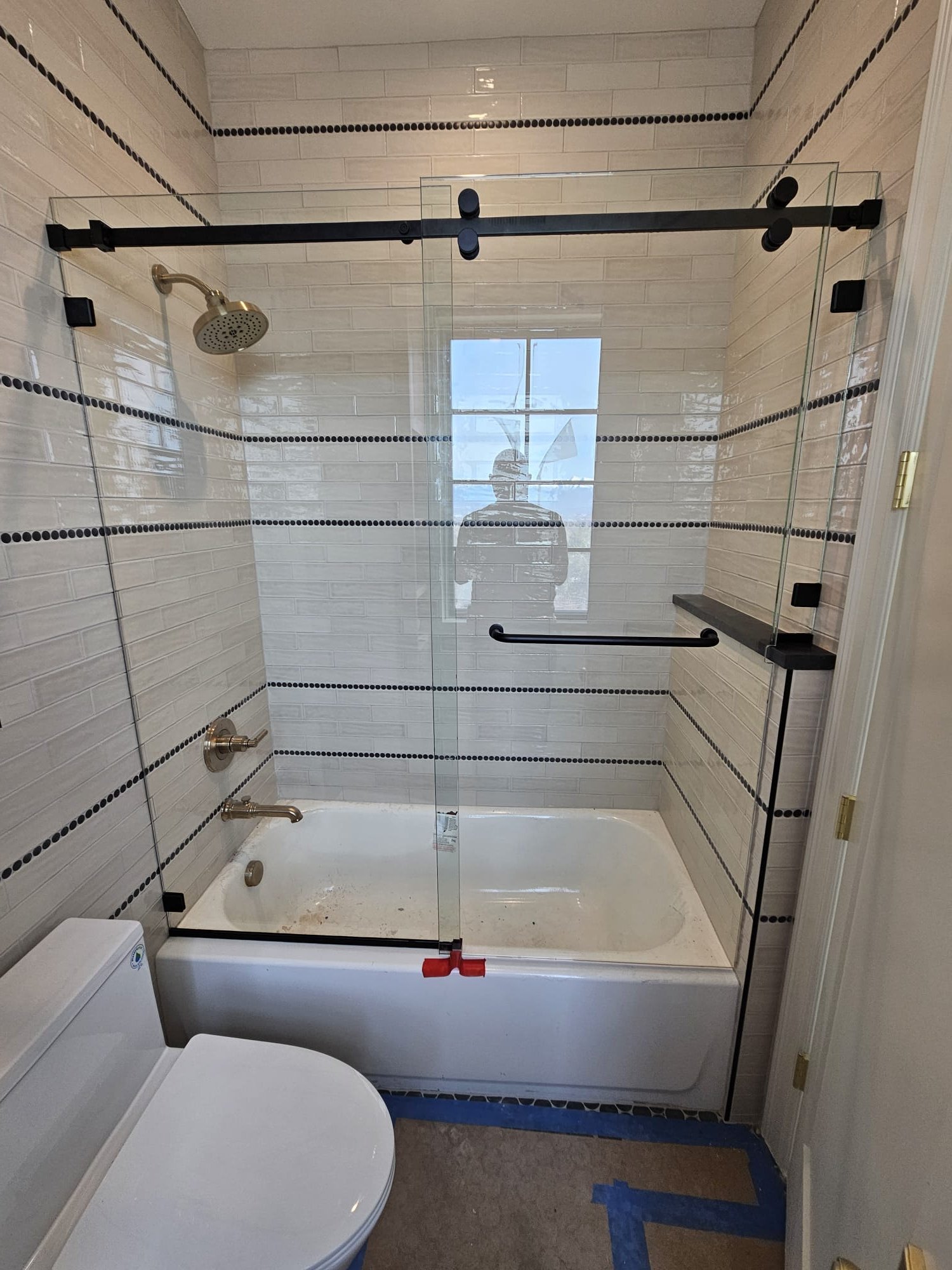 Frameless Tub Slider Black Towel Bar